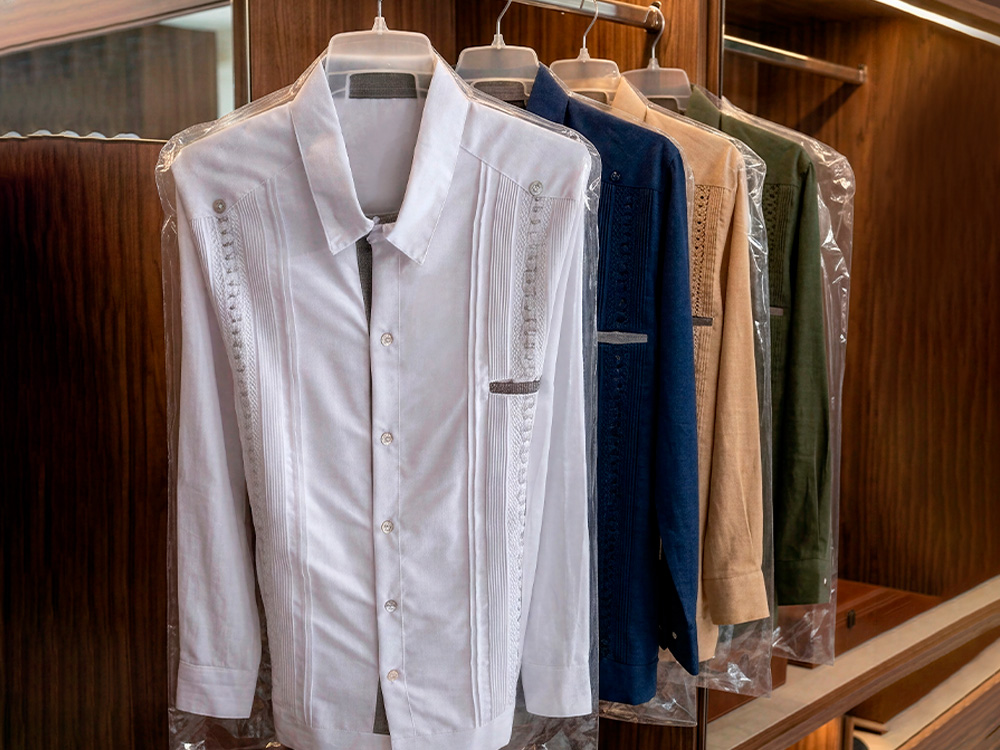 Guayaberas de lino y algodón en armario