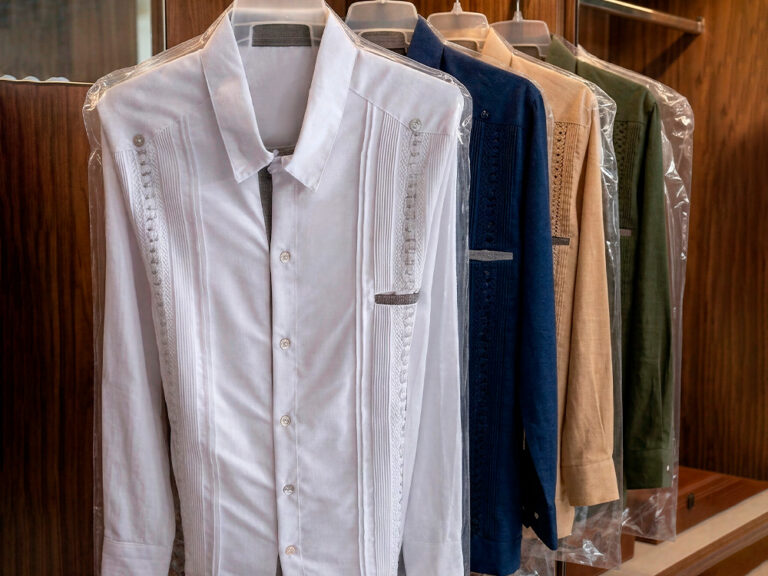 Guayaberas de lino y algodón en armario