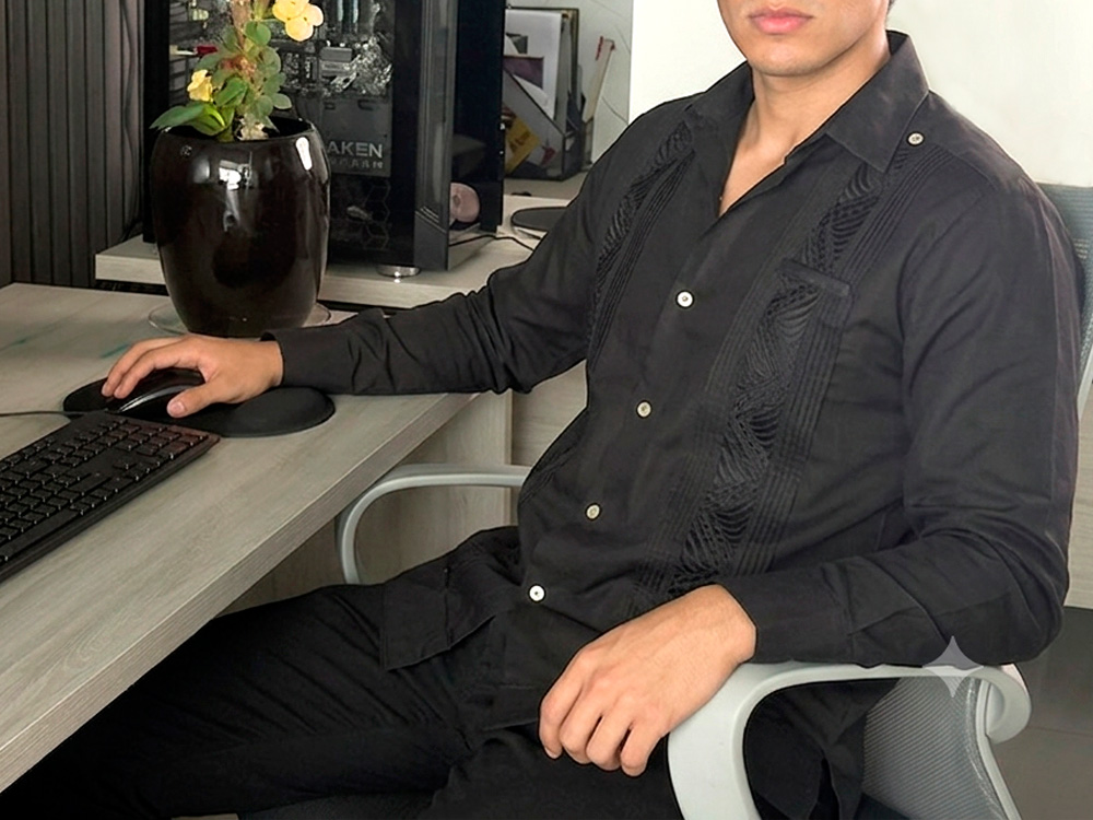 Guayabera negra para oficina
